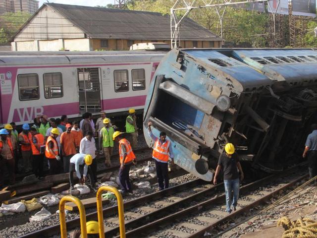 Railway workers facilitate the removal of the long-distance empty coach. (Bhushan Koyande/HT)