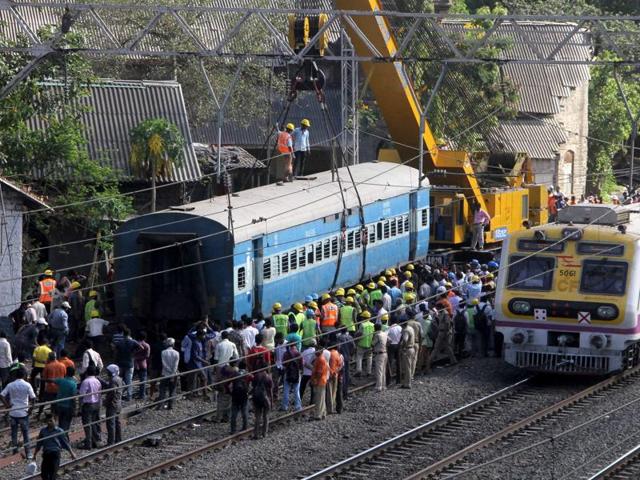 Finally, the train was lifted and placed on the crane