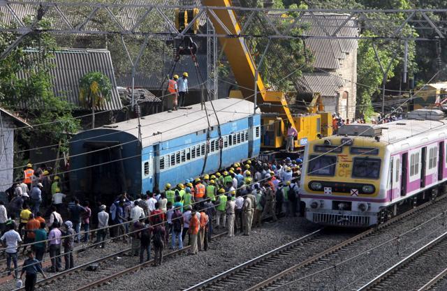 A local train waits for the derailed coach to be shifted (Bhushan Koyande/HT)