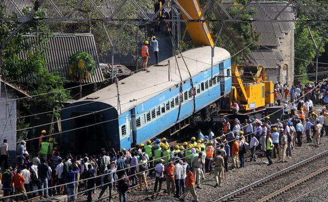 The coach finally lifted and removed from the tracks (Bhushan Koyande/HT)
