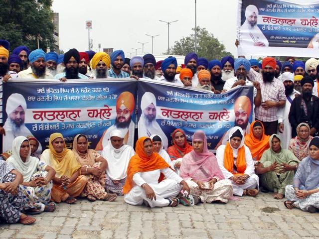 Supporters of Bhupinder Singh Dhakki, who was killed in an attack on May 17, staging a protest demanding a CBI probe, in Ludhiana Monday.(JS Grewal/HT Photo)