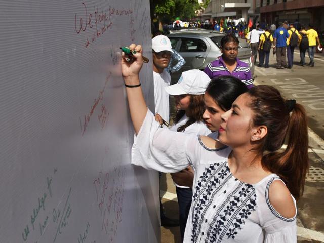 People sign a pledge at Nirman Bhawan, New Delhi, to not smoke. Tobacco use, including smoking, accounts for 10% of all deaths in India. (Sushil Kumar/HT ) People sign a pledge at Nirman Bhawan, New Delhi, to not smoke. Tobacco use, including smoking, accounts for 10% of all deaths in India. (Sushil Kumar/HT )