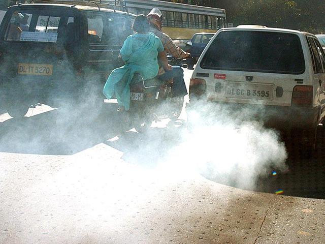 File photo of vehicular pollution in Delhi. The NGT is hearing a plea on pollution and diesel vehicle ban on Tuesday, May 31, 2016. (HT File photo) File photo of vehicular pollution in Delhi. The NGT is hearing a plea on pollution and diesel vehicle ban on Tuesday, May 31, 2016. (HT File photo)
