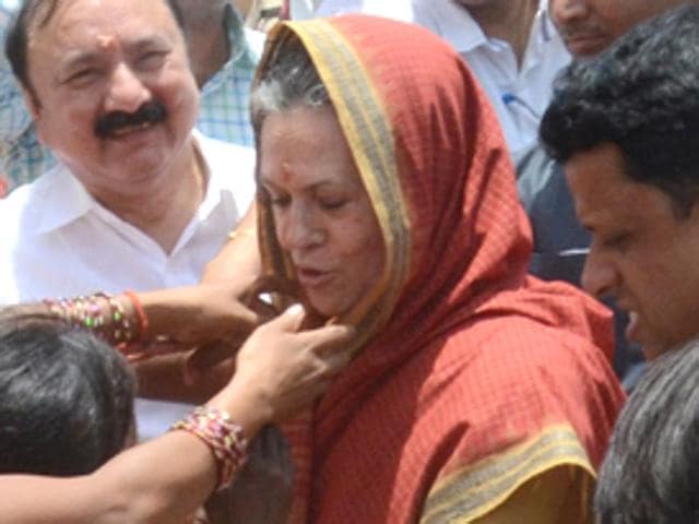 Congress president Sonia Gandhi attends a rally at Rae Bareli. On Tuesday, she backed her son-in-law Robert Vadra over the allegation that he owns a ‘benami’ property in London and termed the charge a political conspiracy. (Suneet Kumar/HT Photo) Congress president Sonia Gandhi attends a rally at Rae Bareli. On Tuesday, she backed her son-in-law Robert Vadra over the allegation that he owns a ‘benami’ property in London and termed the charge a political conspiracy. (Suneet Kumar/HT Photo)