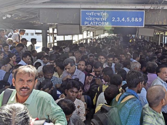 As a cascading effect of the derailment at Lower Parel the rush spilled on to Andheri station as well (Hindustan Times)