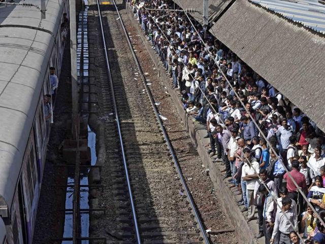 As a cascading effect of the derailment at Lower Parel the rush spilled on to Andheri station as well (Hindustan Times)