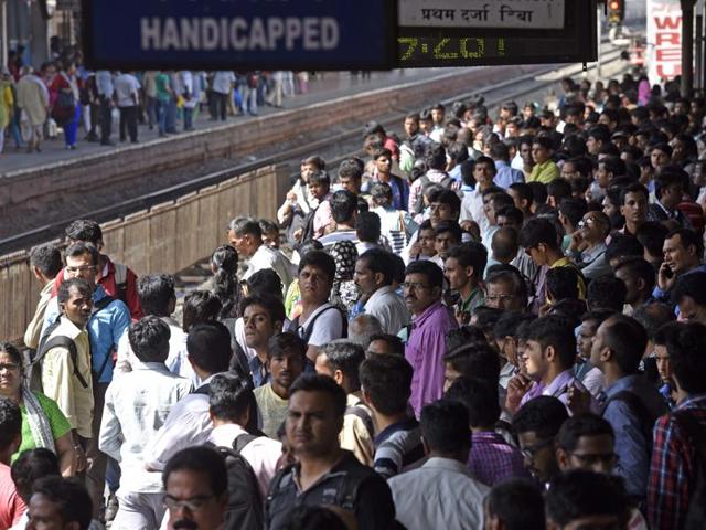 As a cascading effect of the derailment at Lower Parel the rush spilled on to Andheri station as well (Hindustan Times)