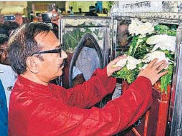 Sports minister Arup Biswas paying floral tributes to Subhas Pal, who died on way to Everest. (HT Photo) Sports minister Arup Biswas paying floral tributes to Subhas Pal, who died on way to Everest. (HT Photo)