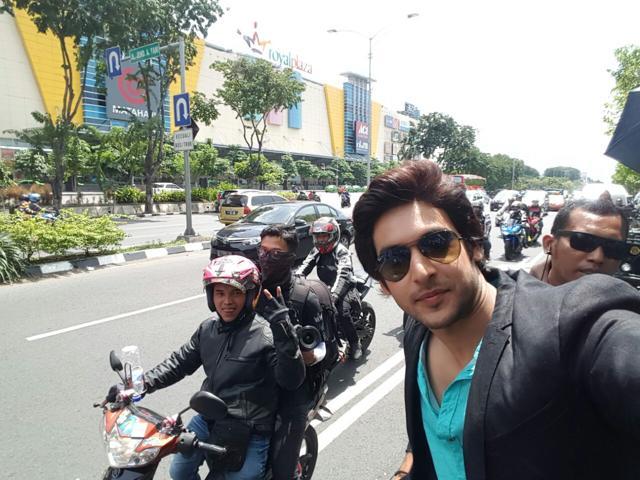 Actor Shivin Narang with his fans in Bali. Actor Shivin Narang with his fans in Bali.