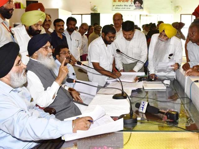 Chief minister Parkash Singh Badal during a ‘sangat darshan’ in Rupnagar on Tuesday. (HT Photo) Chief minister Parkash Singh Badal during a ‘sangat darshan’ in Rupnagar on Tuesday. (HT Photo)