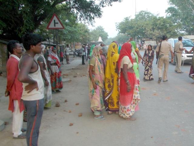 Villagers and policemen seen near the Azamgarh police station on Wednesday.(HT photo)