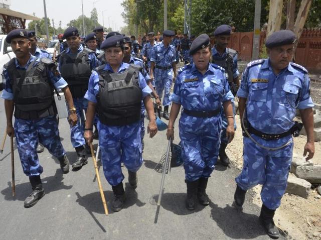 Paramilitary troops and Punjab Police personnel took part in a flag march from Hall Gate to Golden Temple in Amritsar on Wednesday.(Sameer Sehgal/HT Photo) Paramilitary troops and Punjab Police personnel took part in a flag march from Hall Gate to Golden Temple in Amritsar on Wednesday.(Sameer Sehgal/HT Photo)