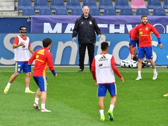 Spain's head coach Vicente del Bosque addresses a press conference at Red Bull stadium in Salzburg, Austria.(AFP Photo)