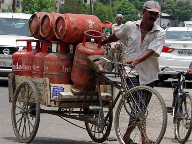 Non-subsidised cooking gas (LPG) now costs Rs 548.50 in Delhi as against Rs 527.50 previously. The hike comes on the back of a Rs 18 per cylinder increase in price on May 1.(JS Grewal/HT Photo)