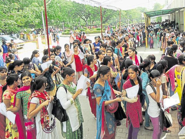 Gurgaon has five government colleges and several private universities but student are seeking admission elsewhere saying the standards and credibility of there institutions are low. (HT File) Gurgaon has five government colleges and several private universities but student are seeking admission elsewhere saying the standards and credibility of there institutions are low. (HT File)