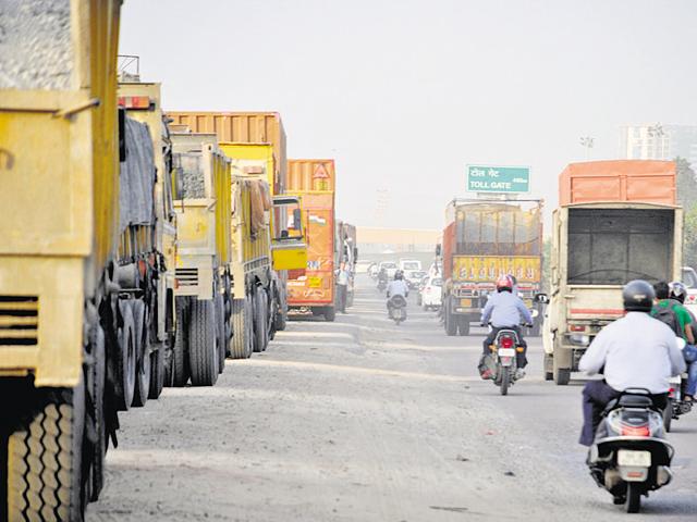 Trucks wait in the service lanes and along the expressway until the no-entry to Gurgaon rule is relaxed at 8:30pm.(HT File Photo) Trucks wait in the service lanes and along the expressway until the no-entry to Gurgaon rule is relaxed at 8:30pm.(HT File Photo)