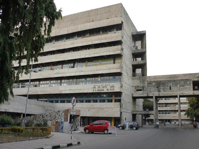 15 such cases, where patients were charged more fee, that too for a test which was not prescribed by a doctor came to the fore. (HT File Photo) 15 such cases, where patients were charged more fee, that too for a test which was not prescribed by a doctor came to the fore. (HT File Photo)