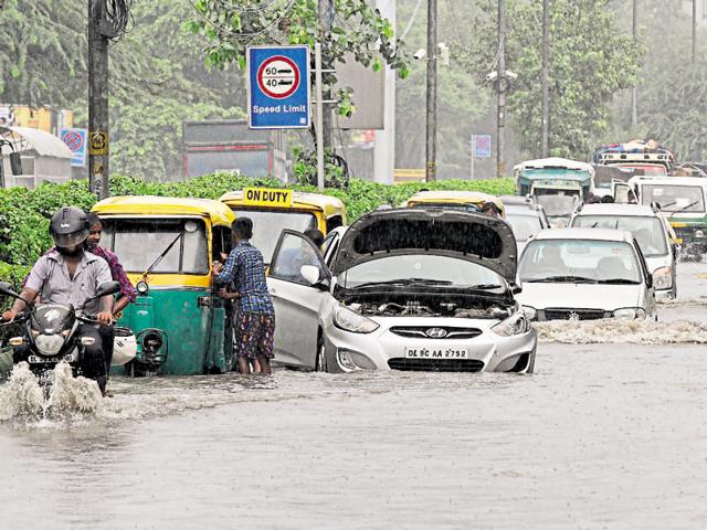 Though the municipal corporations claiming to be desilting the drains for the past months, official data suggests nearly 70% work has been completed. But questions are already being raised over the veracity of the claims. (Hindustan Times file) Though the municipal corporations claiming to be desilting the drains for the past months, official data suggests nearly 70% work has been completed. But questions are already being raised over the veracity of the claims. (Hindustan Times file)