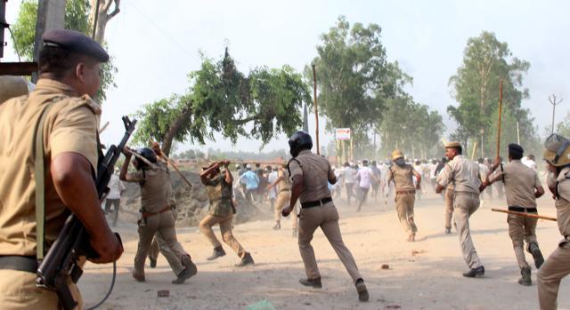 Police personnel lathi-charging people at Landhaura. (HT Photo) Police personnel lathi-charging people at Landhaura. (HT Photo)