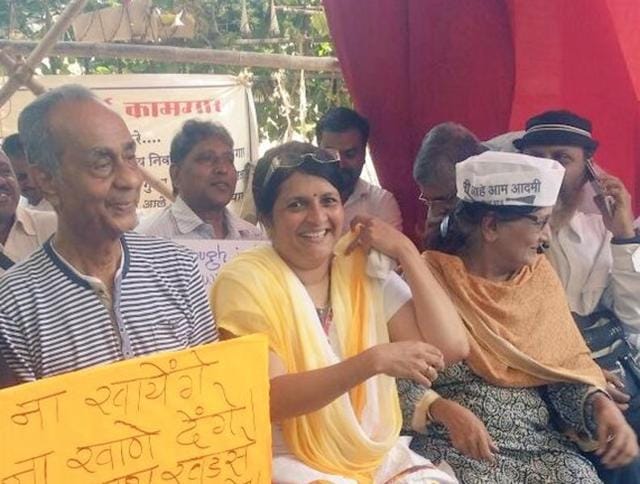 Former AAP leader Anjali Damania on Thursday launched a hunger strike demanding an inquiry into allegations of corruption against Maharashtra Revenue Minister Eknath Khadse and sought his ouster from the state cabinet Former AAP leader Anjali Damania on Thursday launched a hunger strike demanding an inquiry into allegations of corruption against Maharashtra Revenue Minister Eknath Khadse and sought his ouster from the state cabinet