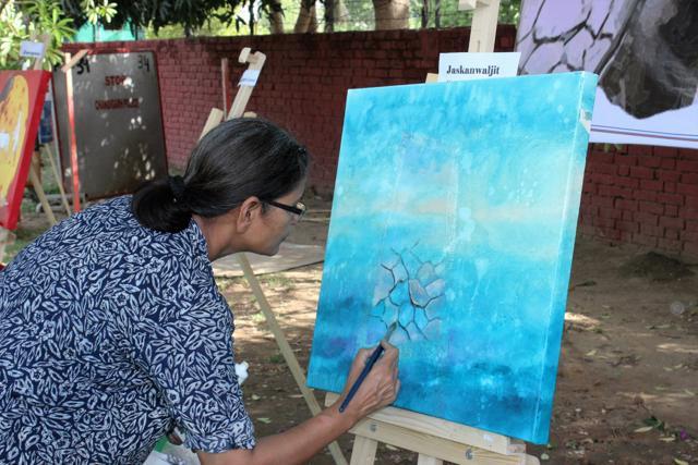 Jaskanwal Kaur at the artists’ camp in Sukhna Lake (HT Photo) Jaskanwal Kaur at the artists’ camp in Sukhna Lake (HT Photo)