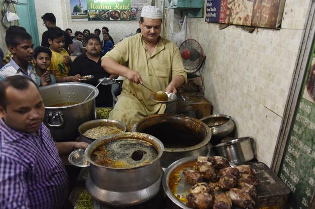 The street begins from a juice corner called Akhter Blender and ends at Madina Hotel known for its nihari and paya. (S Burmaula / HT Photo) The street begins from a juice corner called Akhter Blender and ends at Madina Hotel known for its nihari and paya. (S Burmaula / HT Photo)