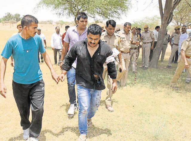 Police with arrested criminal Virat Yadav (black shirt) in Bikaner on Thursday. (HT Photo)