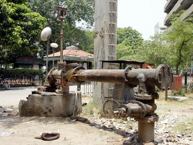 A dozer at the MC Zone-A premises near multi-storey parking is not in working condition.(JS Grewal/HT Photo) A dozer at the MC Zone-A premises near multi-storey parking is not in working condition.(JS Grewal/HT Photo)