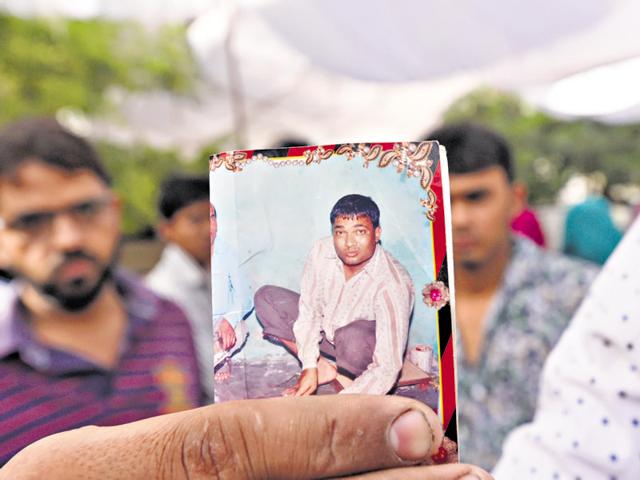 Azhar Ali, 36, died of injuries he sustained while trying to stop a fight between his son and some other boys. (Sonu Mehta/ HT Photo) Azhar Ali, 36, died of injuries he sustained while trying to stop a fight between his son and some other boys. (Sonu Mehta/ HT Photo)