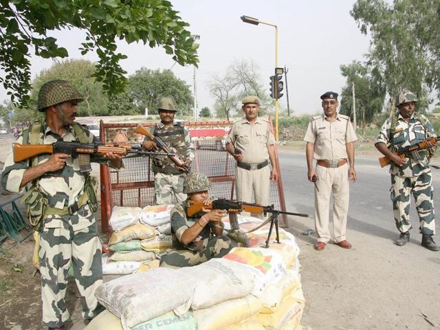 Border Security Force personnel deployed in view of the proposed Jat protest on June 5, in Rohtak on Wednesday.(Manoj Dhaka/HT Photo)