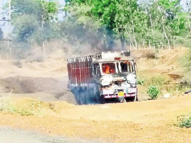 The truck set ablaze by vigilante groups at Choti Sadri.(HT Photo) The truck set ablaze by vigilante groups at Choti Sadri.(HT Photo)