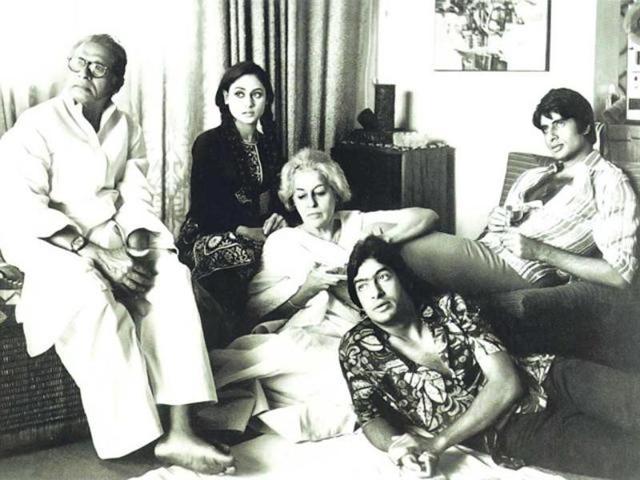 Amitabh Bachchan with his mom Teji, dad Harivansh Rai, brother Ajitabh and wife Jaya and their family in a file photo. Amitabh and Jaya have had a blessed ride in their 43 years of marriage. (HT Photo) Amitabh Bachchan with his mom Teji, dad Harivansh Rai, brother Ajitabh and wife Jaya and their family in a file photo. Amitabh and Jaya have had a blessed ride in their 43 years of marriage. (HT Photo)