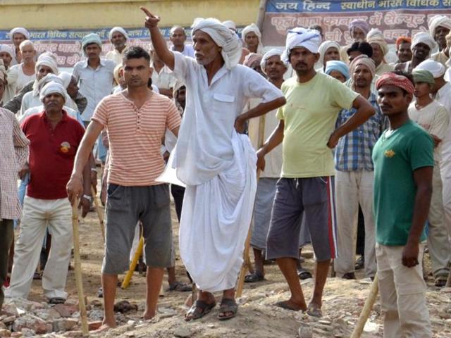 Little was known about the Swadhin Bharat Vidhik Satyagrah until Thursday when police clashed with thousands of its followers, trying to clear out some 3,000 squatters on court orders. The violence left 24 people dead, including the Mathura superintendent of police.(HT Photo)