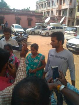 Third topper of Bihar board Arts exam Khushbu Kumari (in green dress)reaches the re-examination centre. (HT Photo) Third topper of Bihar board Arts exam Khushbu Kumari (in green dress)reaches the re-examination centre. (HT Photo)