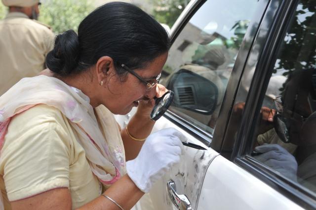 Forensic team looking for fingerprints of the culprits on the car. (Pardeep Pandit/HT Photo) Forensic team looking for fingerprints of the culprits on the car. (Pardeep Pandit/HT Photo)