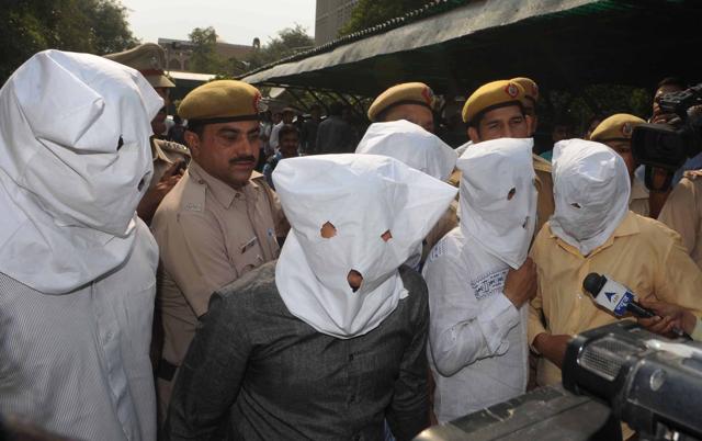 The Delhi Police on Friday blew the lid off a kidney trade racket at the prestigious Indraprastha Apollo Hospital, arresting two of its secretarial staff and three touts (Hindustan Times) The Delhi Police on Friday blew the lid off a kidney trade racket at the prestigious Indraprastha Apollo Hospital, arresting two of its secretarial staff and three touts (Hindustan Times)