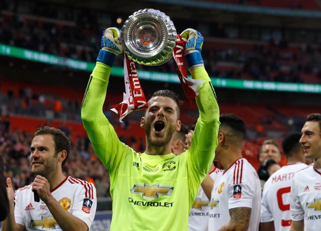 Manchester United’s goalkeeper David de Gea holds the trophy after they won the English FA Cup final match between Manchester United and Crystal Palace at Wembley stadium in London. (AP Photo) Manchester United’s goalkeeper David de Gea holds the trophy after they won the English FA Cup final match between Manchester United and Crystal Palace at Wembley stadium in London. (AP Photo)