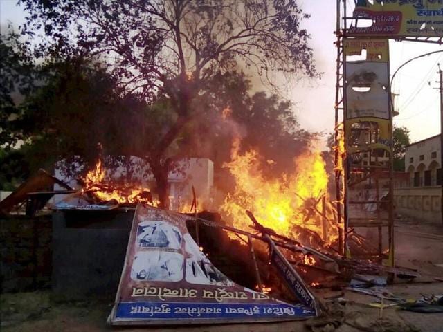 Police personnel arrive to evict encroachers from Jawahar Bagh in Mathura on Thursday.(PTI) Police personnel arrive to evict encroachers from Jawahar Bagh in Mathura on Thursday.(PTI)
