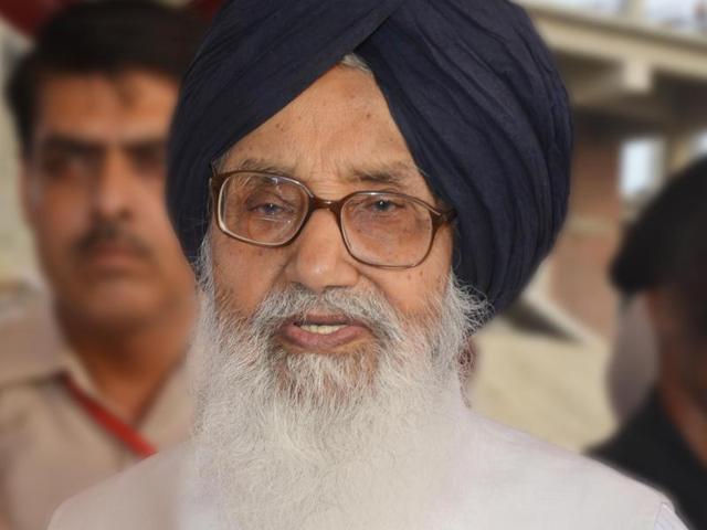 Sources said around 11 am, when Badal was inside the sanctum sanctorum, Golden Temple manager Sulkhan Singh asked Balbir Singh to give ‘siropa’ to the CM. The ‘ardasia’ paid no heed to him and instead handed over a ‘patasa’ (prasad) to the chief minister.(HT Photo) Sources said around 11 am, when Badal was inside the sanctum sanctorum, Golden Temple manager Sulkhan Singh asked Balbir Singh to give ‘siropa’ to the CM. The ‘ardasia’ paid no heed to him and instead handed over a ‘patasa’ (prasad) to the chief minister.(HT Photo)