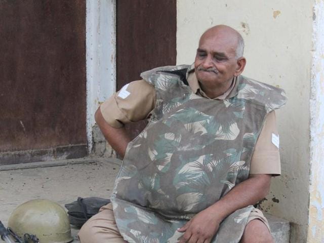 An injured policeman seen during the clashes between the police and the encroachers who were being evicted from Jawahar Bagh in Mathura on June 02, 2016. (Anil Aggarwal/ Hindustan Times)