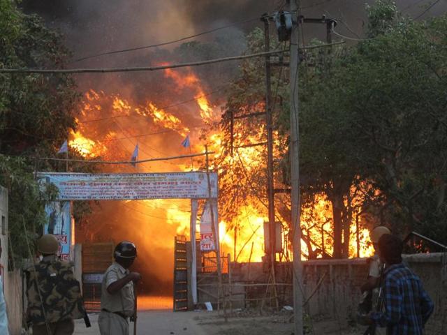 The encroachers were from a semi-religious sect, who describe themselves as ‘Satyagrahis’. They had occupied the park in the Jawahar Bagh area for over two years. (Anant Ram/ Hindustan Times)