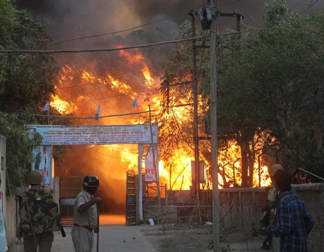 A fire breaks out after clashes between police and encroachers who were being evicted from Jawahar Bagh in Mathura.(Anant Ram/HT Photo)