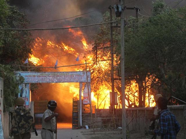 24 people were killed and over 100 injured in clashes between police and encroachers in Mathura.(Anant Ram/ Hindustan Times)