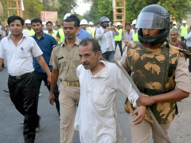 Police personnel arrest an encroacher during the clashes in Mathura on June 2, 2016. (PTI)