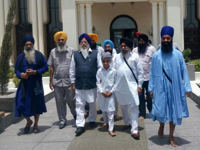 SGPC president Avtar Singh Makkar (third from left) coming out of Parmeshwar Dwar Gurdwara after meeting Sikh preacher Ranjit Singh Dhadrianwale at Shekhupura village, 15km from Patiala, on Thursday.(HT Photo)
