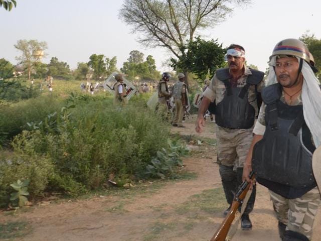 Injured policemen after clashes between police and encroachers, believed to be of Azad Bharat Vidhik Vaicharik Kranti Satyagrahi, who were being evicted from Jawahar Bagh in Mathura on June 2, 2016 (Anant Ram/ Hindustan Times)