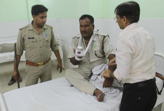 A policeman is treated after being injured in clashes with activists, believed to be of Azad Bharat Vidhik Vaicharik Kranti Satyagrahi, at a hospital in Mathura. (Anant Ram/HT Photo) A policeman is treated after being injured in clashes with activists, believed to be of Azad Bharat Vidhik Vaicharik Kranti Satyagrahi, at a hospital in Mathura. (Anant Ram/HT Photo)