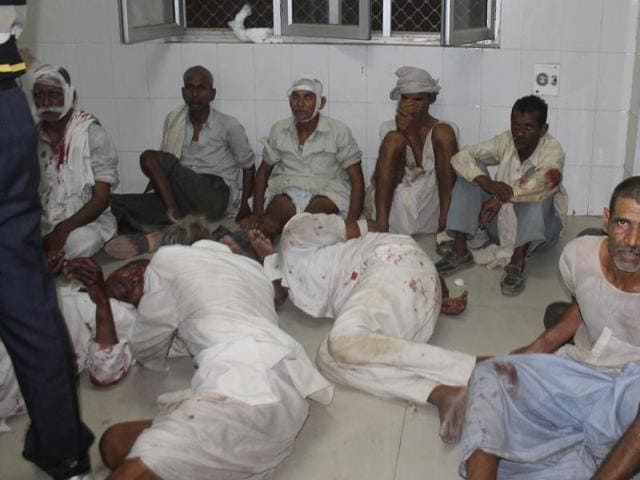 Injured being treated after clashes between police and activists at a hospital in Mathura on June 02, 2016. (Anil Aggarwal/ Hindustan Times)