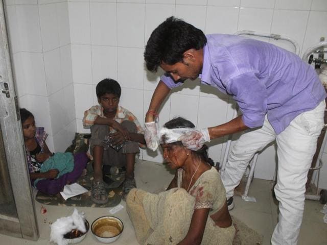 Injured being treated after clashes between police and protesters, believed to be of Azad Bharat Vidhik Vaicharik Kranti Satyagrahi, at a hospital in Mathura on June 02, 2016. (Anil Aggarwal/ Hindustan Times)