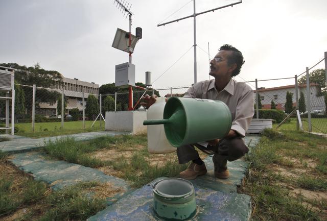 An electronic rain gauge at Safdarjung. It also houses barometers to measure humidity levels. (Sanchit Khanna / HT Photos) An electronic rain gauge at Safdarjung. It also houses barometers to measure humidity levels. (Sanchit Khanna / HT Photos)